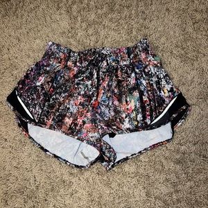 Colorful Paint Splatter Lululemon Hotty Hot Low-Rise Lined Short 2.5” - Size 4